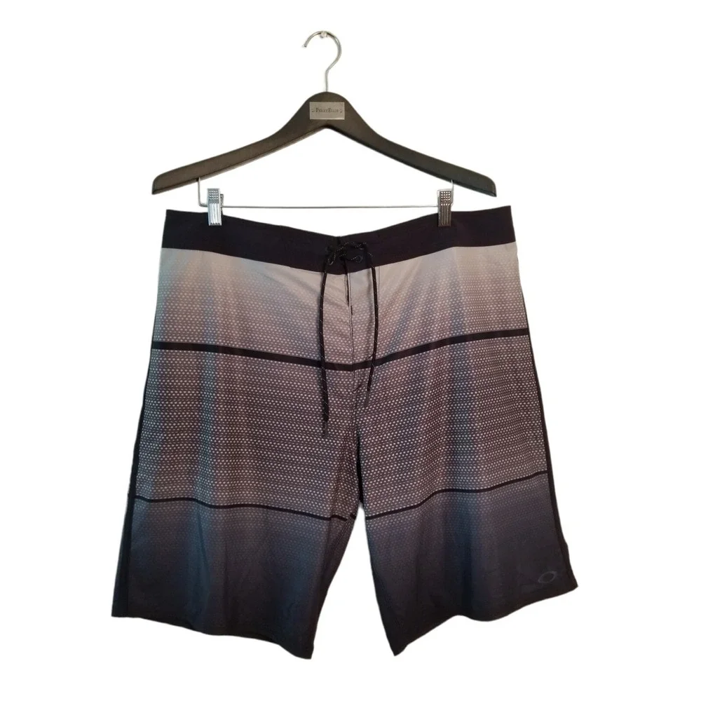 Oakley Lightweight swing Shorts Men's Size 38, inseam 10.5 in multicolor
